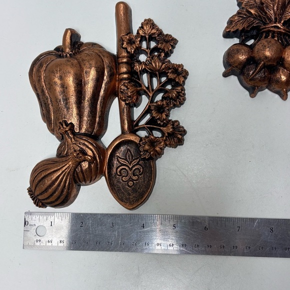 Set of 3 vintage Coppercraft Guild wall hangings with various vegetables - Picture 11 of 11
